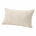 Rechteckiges Dekokissen 50 x 30 cm aus geripptem Textil in Creme - weich